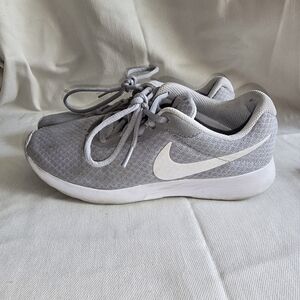 Nike Women's Tanjun running shoes in the Wolf Grey/White colorway sz 7